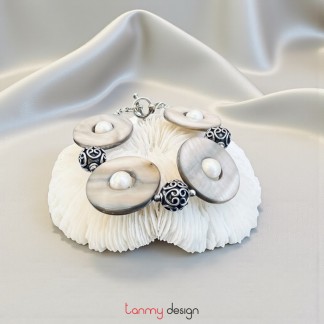 Vòng tay vỏ trai tròn ngọc trai trong viên bạc hoa văn